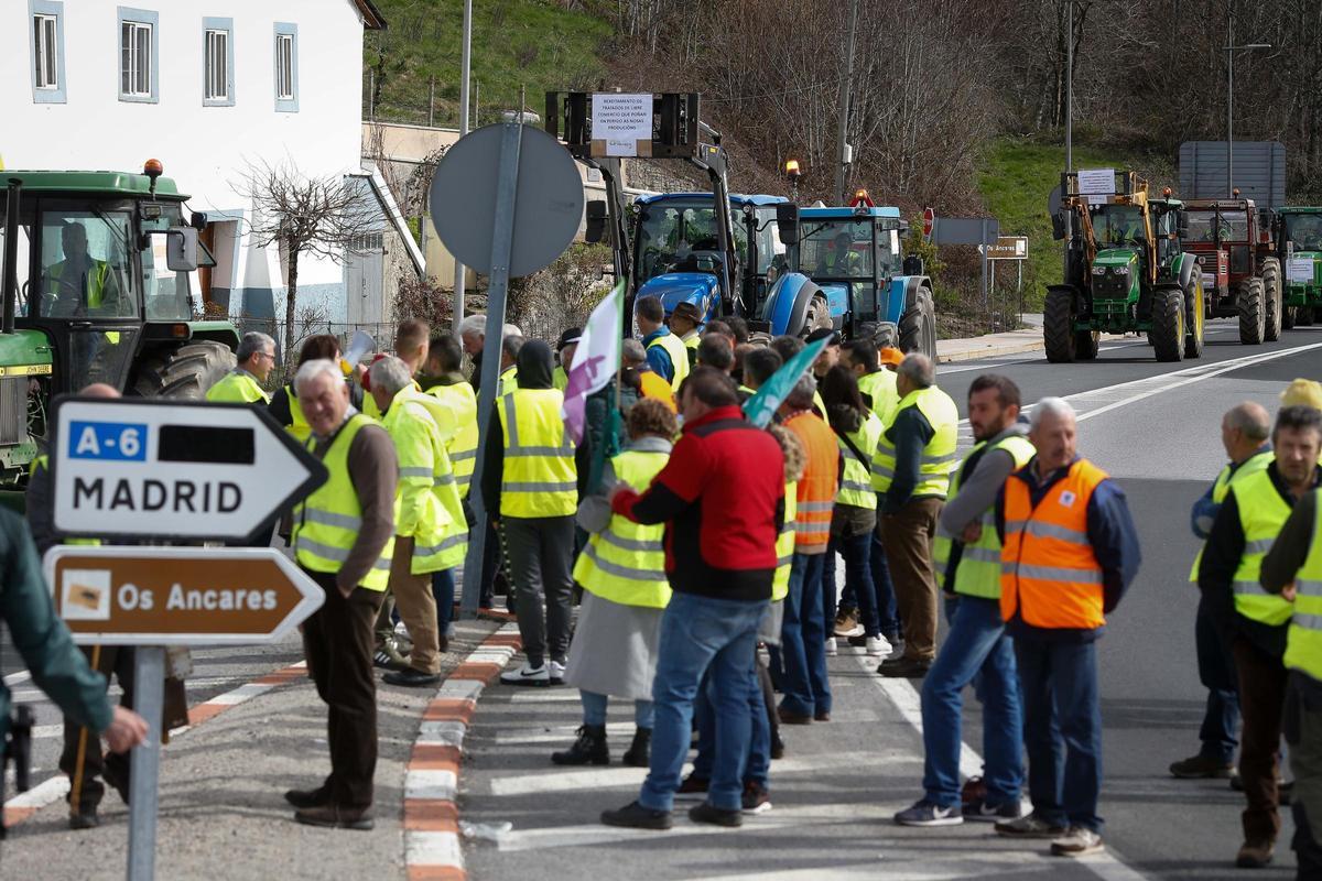 Agricultores protestan con sus tractores camino a Madrid