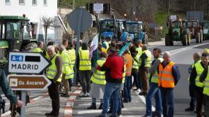 Agricultores protestan con sus tractores camino a Madrid