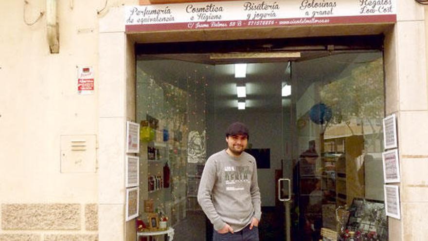 Lucas López, frente al local Ciandel que abrió con su novia Claudia a principios de mes.