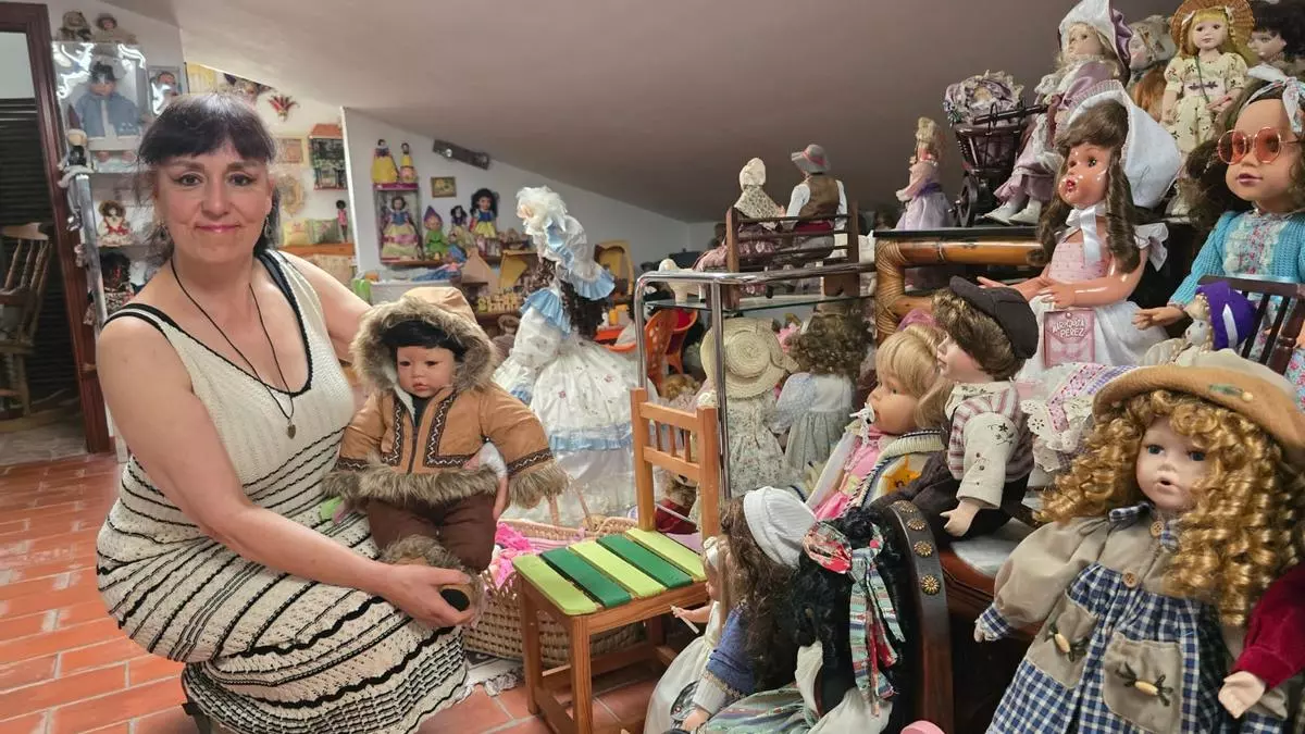 Una vida entre nines d’arreu del món: una veïna de Roses obre casa seva amb més de 1.500 històries de col·lecció