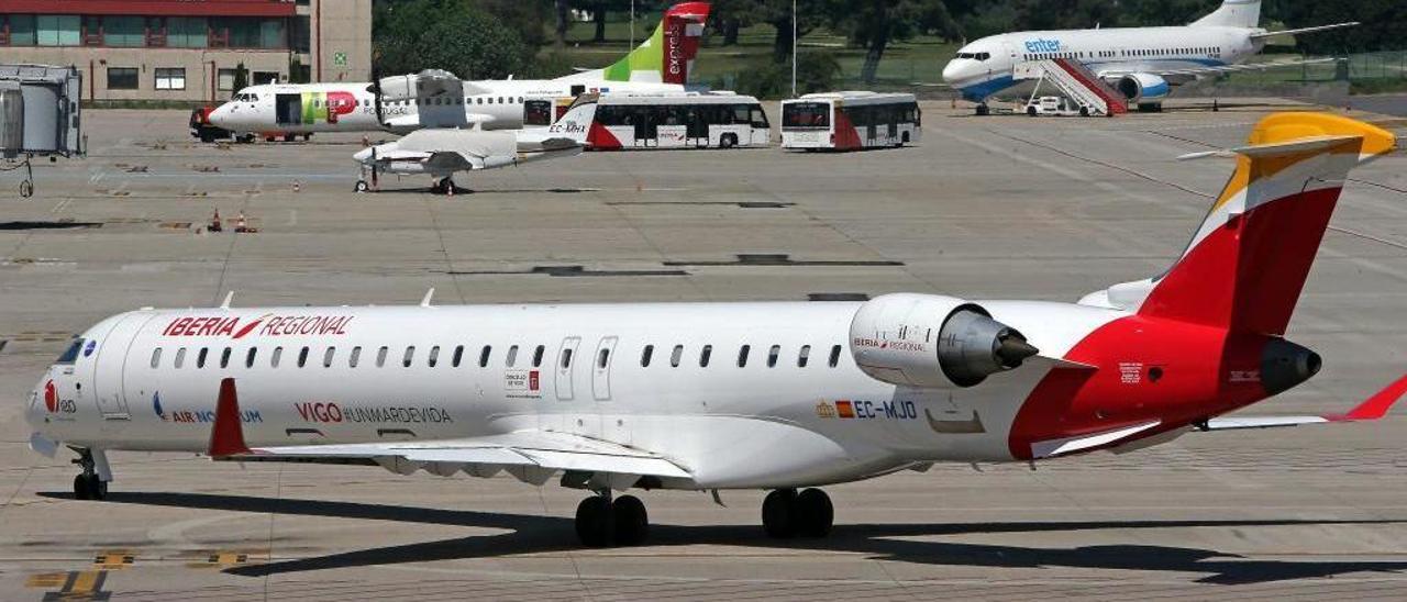 Un avión de Air Nostrum en el aeropuerto de Vigo. // Marta G. Brea