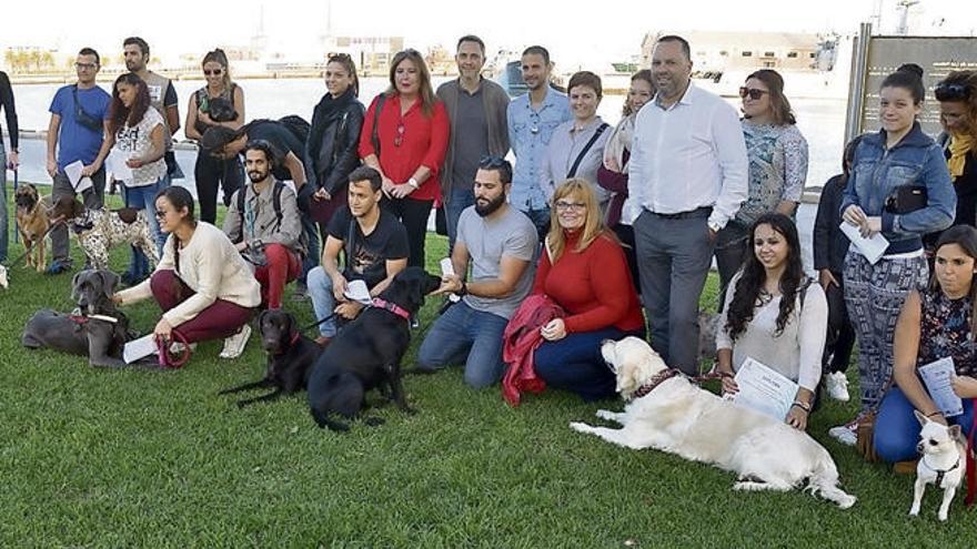 Jóvenes terapeutas con animales.