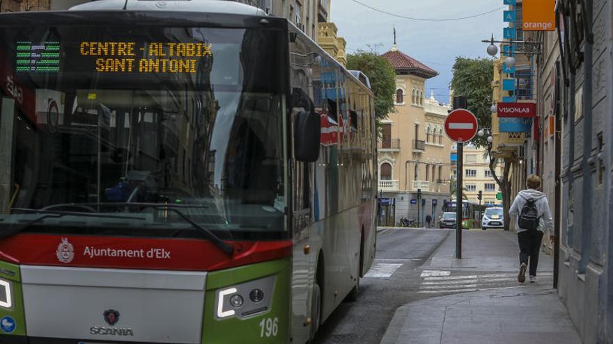 Un autobús urbano, circulando por las calles de Elche
