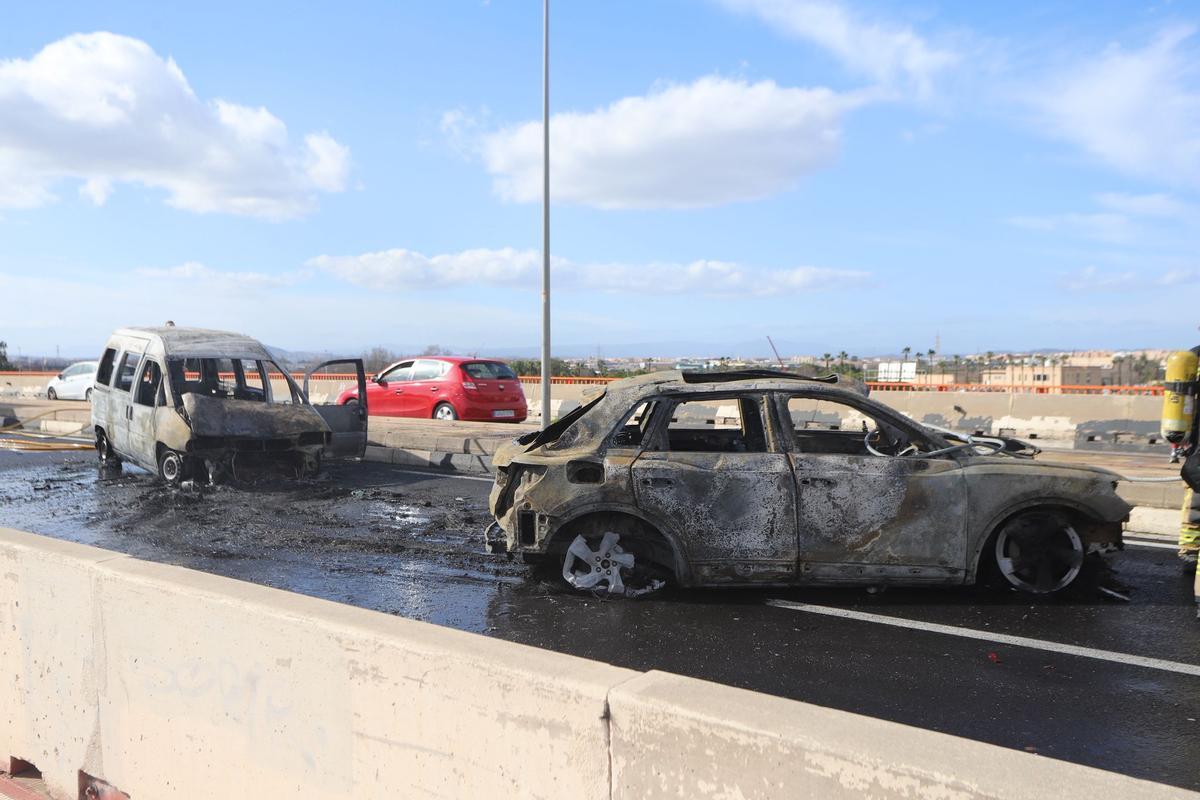 Arden dos vehículos en la autovia de Picanya tras colisionar