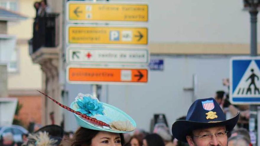 Vecinos de Campos y Salave, con disfraces del Lejano Oeste.