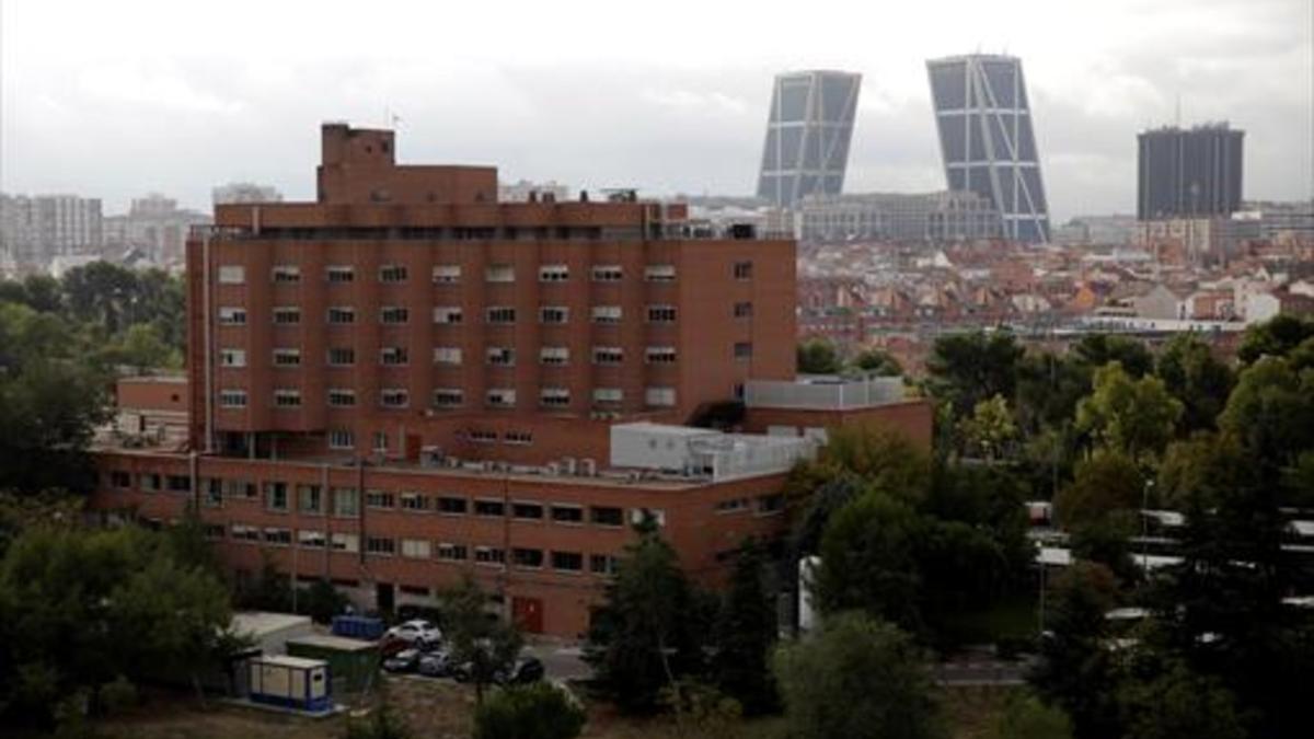 Fachada del hospital La Paz-Carlos III de Madrid, donde permanece hospitalizada la enfermera afectada con el virus y otra sanitaria en investigación.