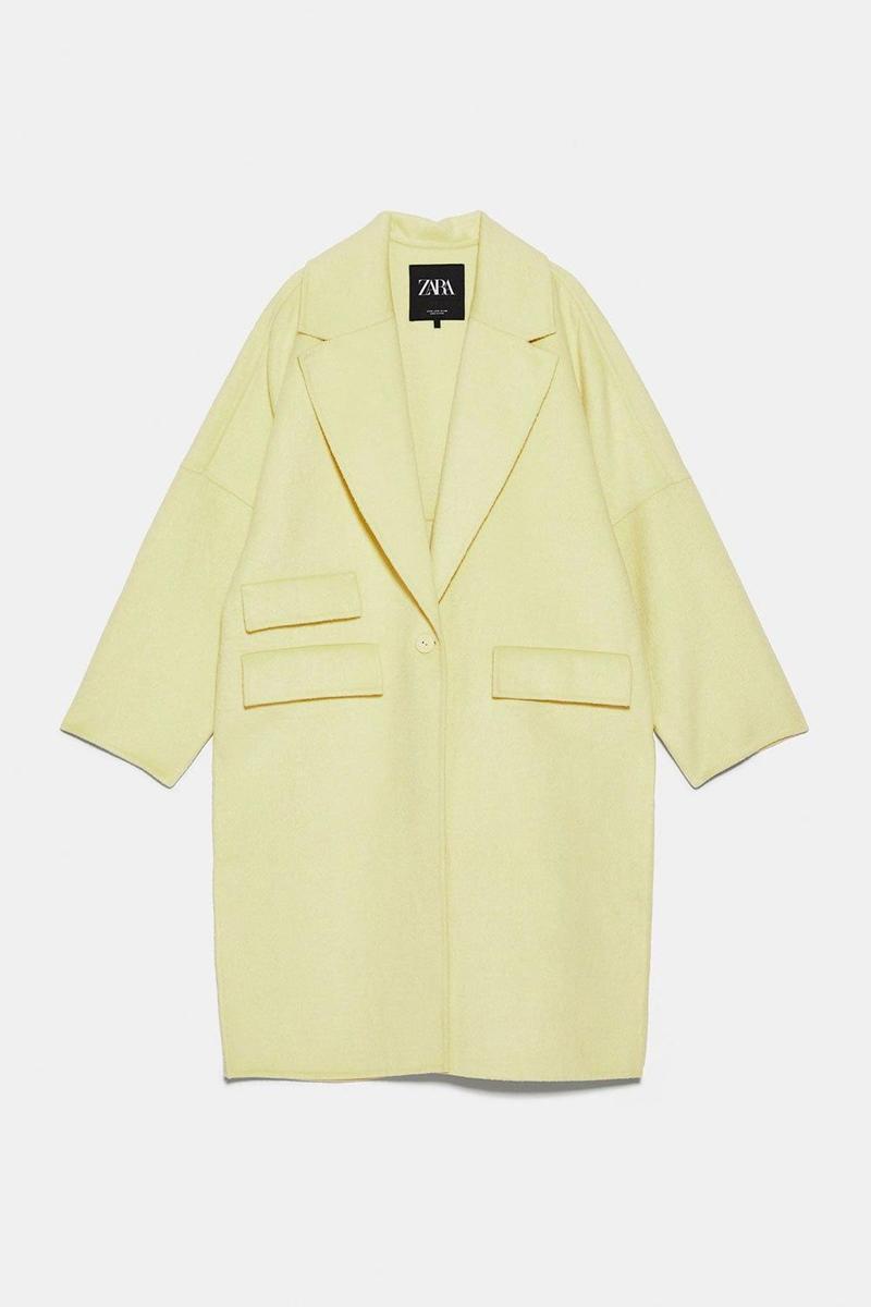 Abrigo en color amarillo de Zara. (Precio rebajado: 29,99 euros)