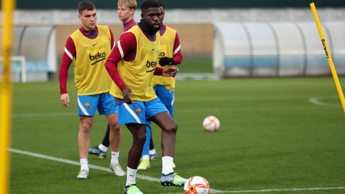 Umtiti, en el entrenamiento previo al viaje del Barça a Arabia Saudí para la Supercopa de España.