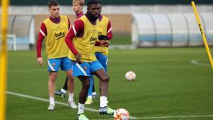 Umtiti, en el entrenamiento previo al viaje del Barça a Arabia Saudí para la Supercopa de España.