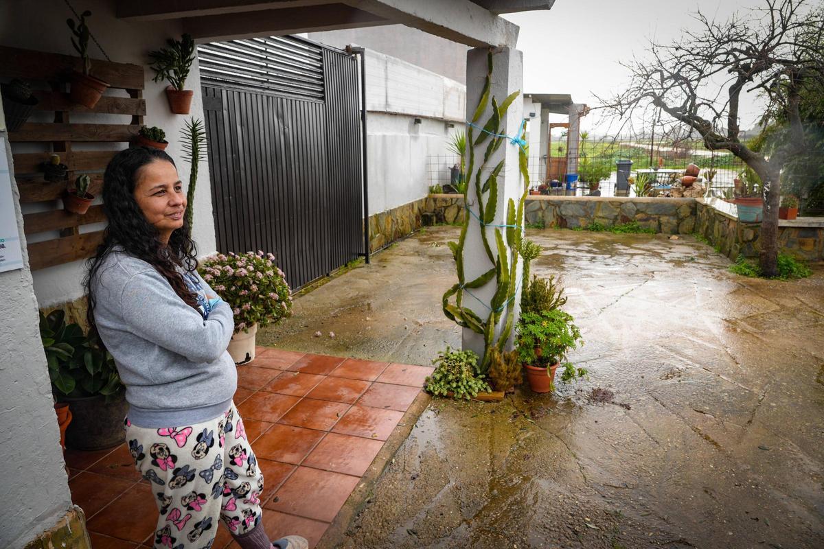 Nubia Oliveira, en una de las casas aisladas de Valdebótoa.