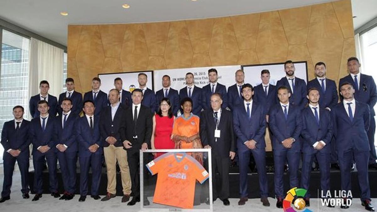 La camiseta del Valencia, con el nuevo logo