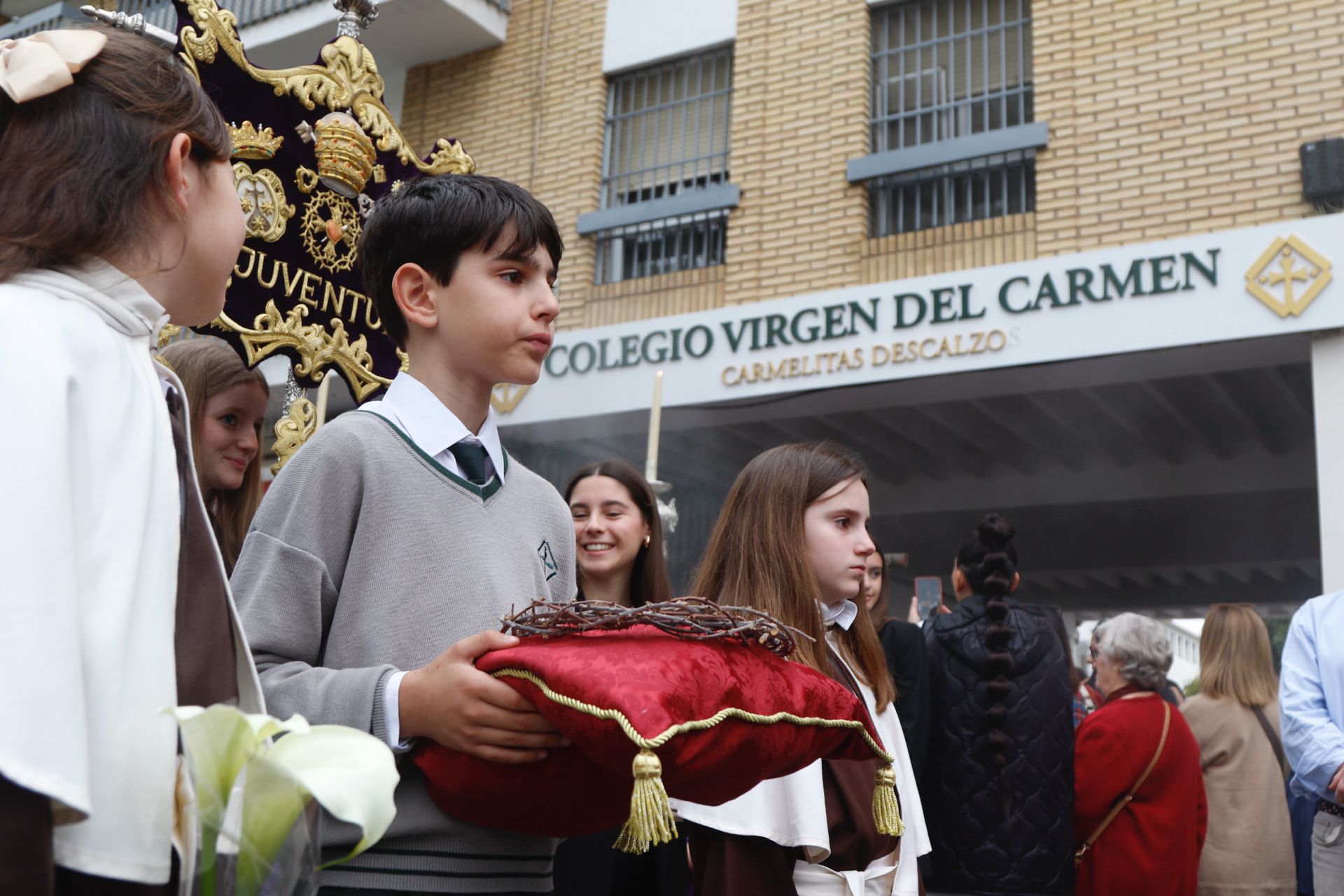 Alumnos del colegio Virgen del Carmen durante su procesión