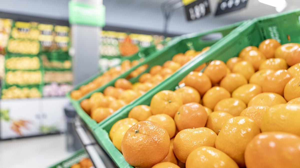 Mandarinas en la sección de frutas de una tienda de Mercadona.