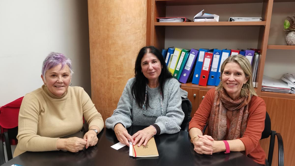 La subdirectora general de Sanidad (centro) con las representantes del colectivo SSC.