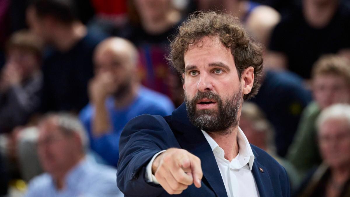 Roger Grimau dirigiendo al Barça