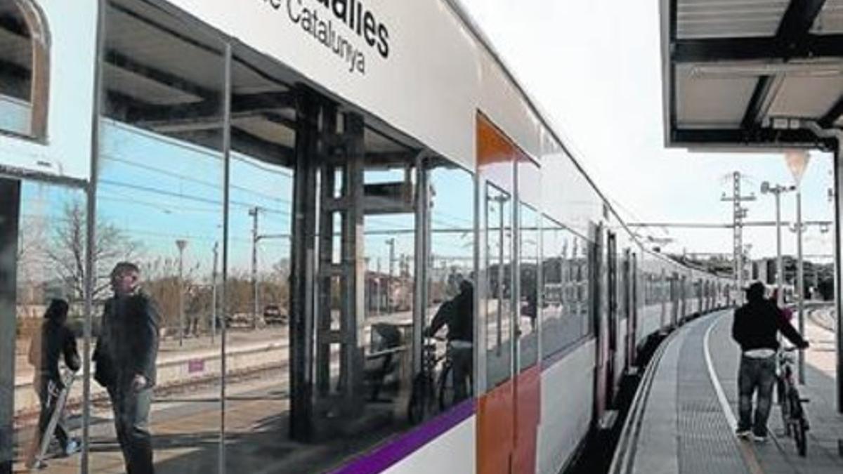 Parada en Blanes 8Uno de los trenes de Rodalies que cubren el trayecto Figueres-Mataró, ayer.