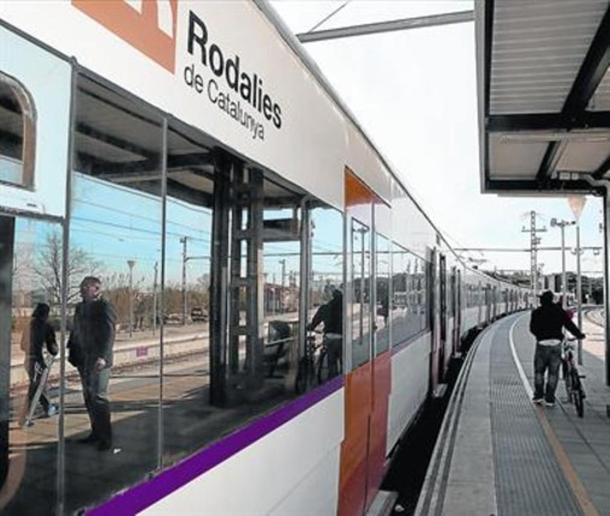 Parada a Blanes 8 Un dels trens de Rodalies que cobreixen el trajecte Figueres-Mataró, ahir.