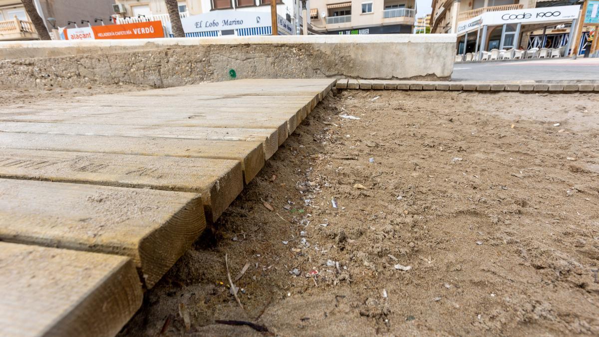 Suciedad en torno a la pasarela junto al paseo de Carrer la Mar.