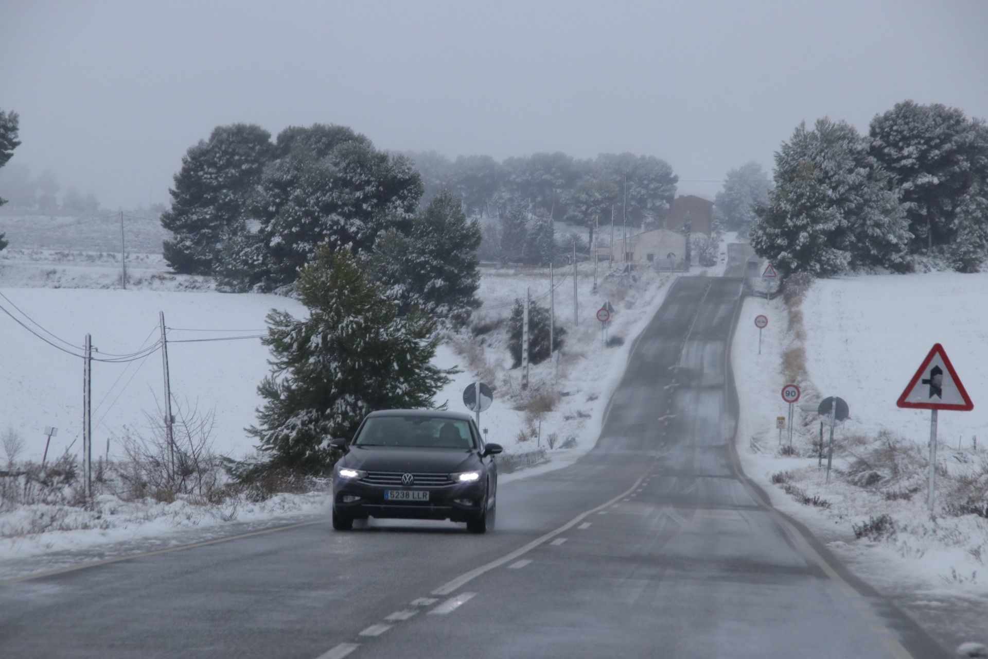 El temporal de nieve en la carretera que va desde Banyeres al Preventorio de Alcoy.