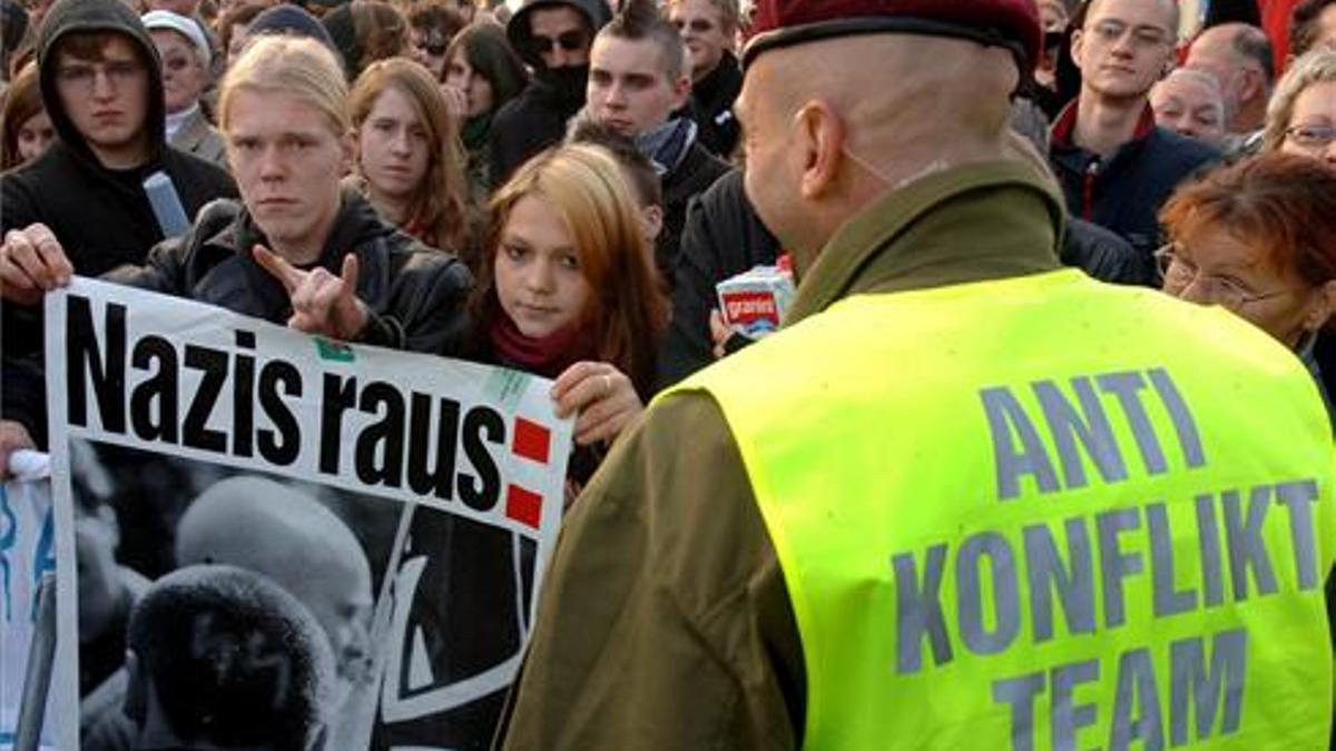 Un grupo de personas bloquea un cruce para evitar que los neonazis puedan realizar una marcha en Alemania en 2005.