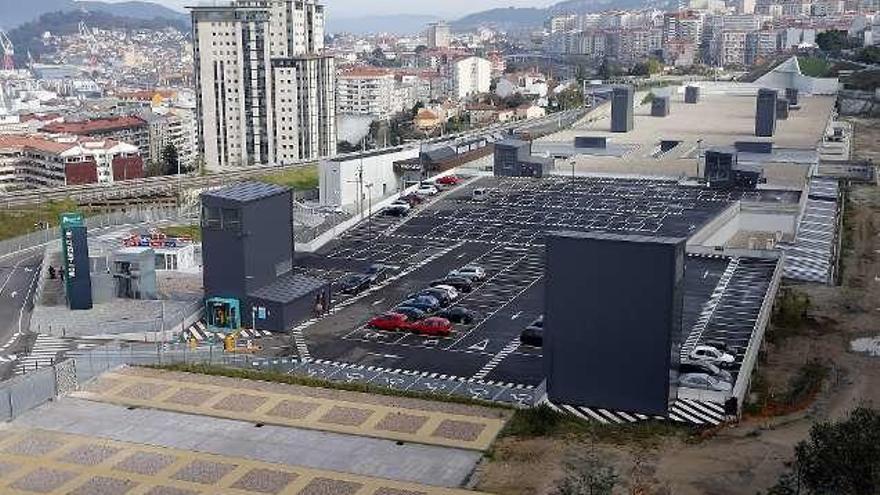 Un complejo para trenes y buses  |  La infraestructura ferroviaria de Urzáiz está operativa pero falta para completarla el edificio de la estación diseñado por Thom Mayne. También está pendiente la terminal de autobuses anexa, que conformaría un complejo intermodal de transportes entre trenes y autobuses urbanos e interurbanos.