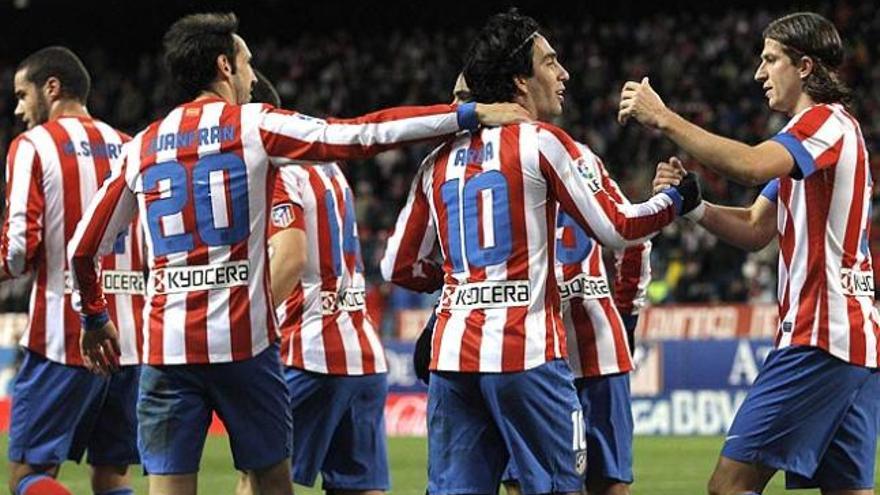 Los jugadores del Atlético celebran el gol de Arda.