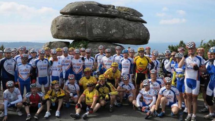 Participantes en la prueba ciclista celebrada el pasado fin de semana posan en Siradella.  // Muñiz