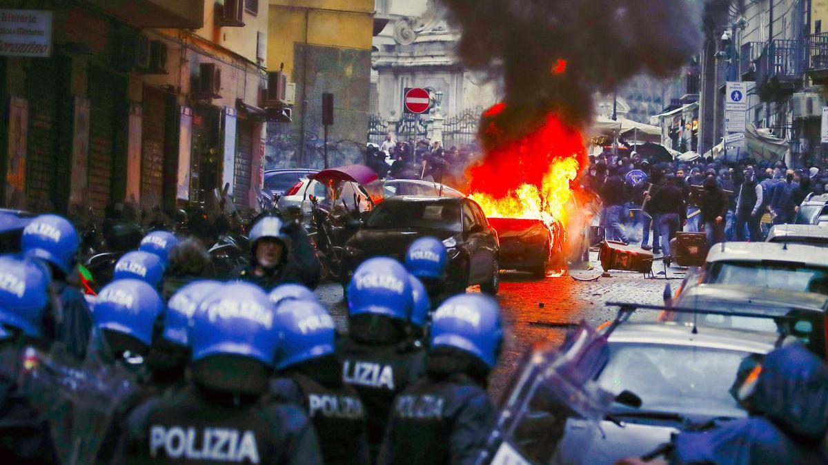 Batalla campal entre los radicales del Eintracht y la policía en Nápoles