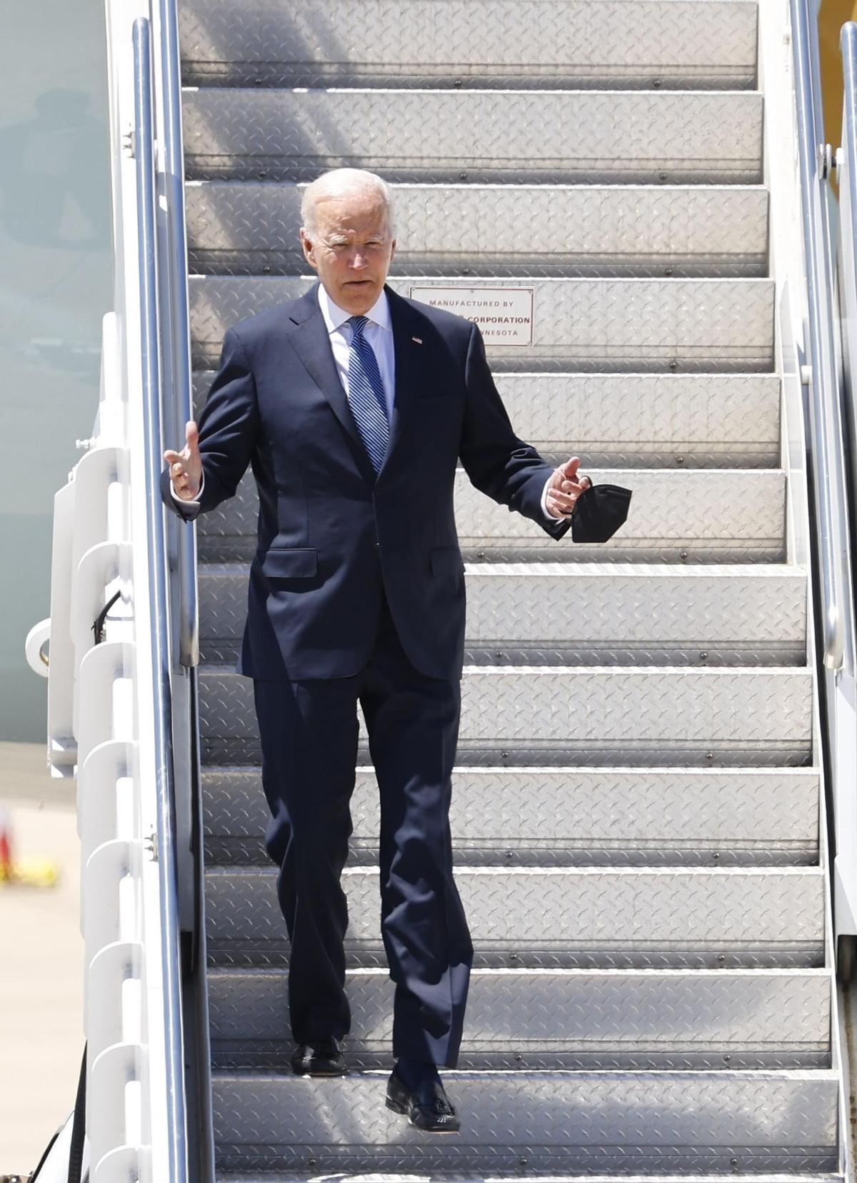 TORREJÓN DE ARDOZ (MADRID), 28/06/2022.- El presidente de Estados Unidos, Joe Biden, desciende las escaleras del avión presidencial Air Force One, este martes a su llegada a la Base Aérea de Torrejón de Ardoz, en Madrid, para asistir a la cumbre de la OTAN que se celebra hasta el jueves 30 de junio. EFE/J.J. Guillén