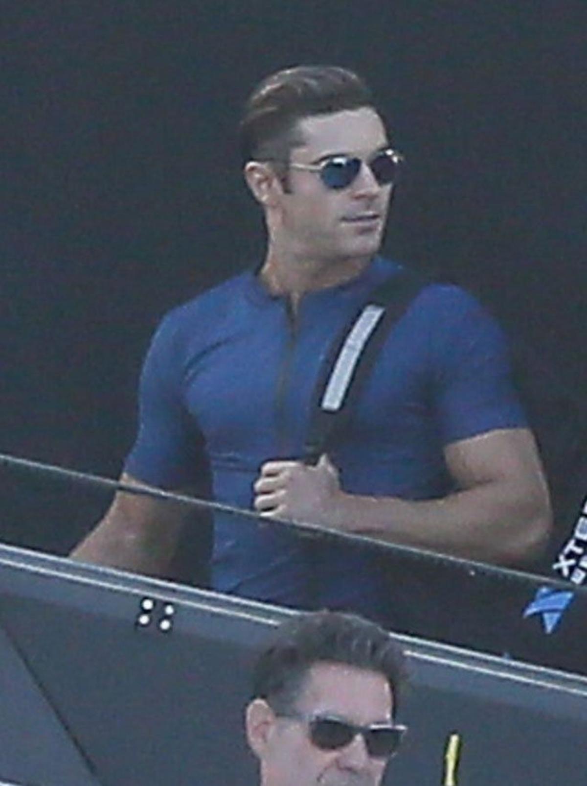 Zac Efron llegando al rodaje de 'Los vigilantes de la playa'