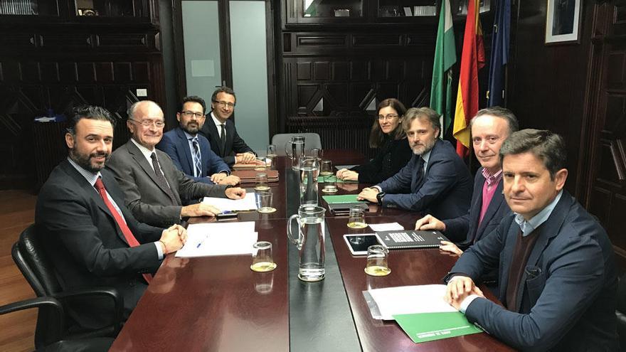 Imagen de los asistentes a la reunión entre el alcalde y el consejero de Medio Ambiente.