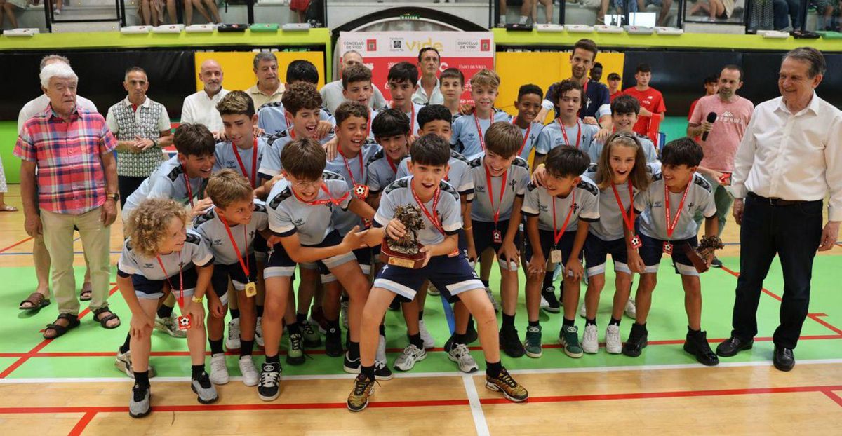 El Victoria, tras recibir su trofeo en sub 7.