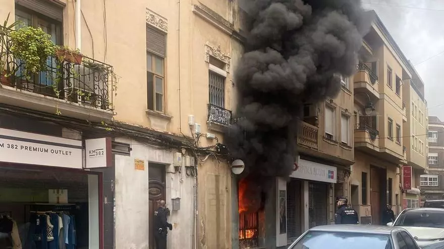 Espectacular incendio en una casa con okupas en el centro de Alzira