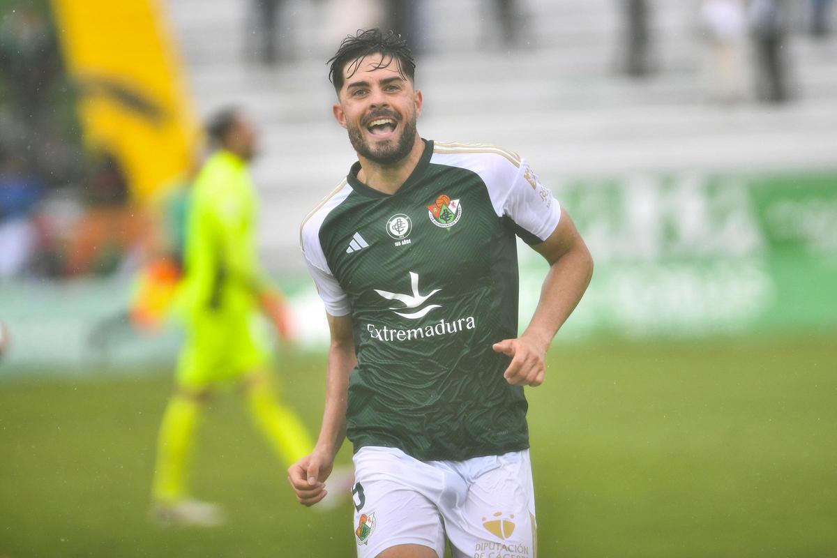 Pau Palacín, durante la temporada pasada con el Cacereño.