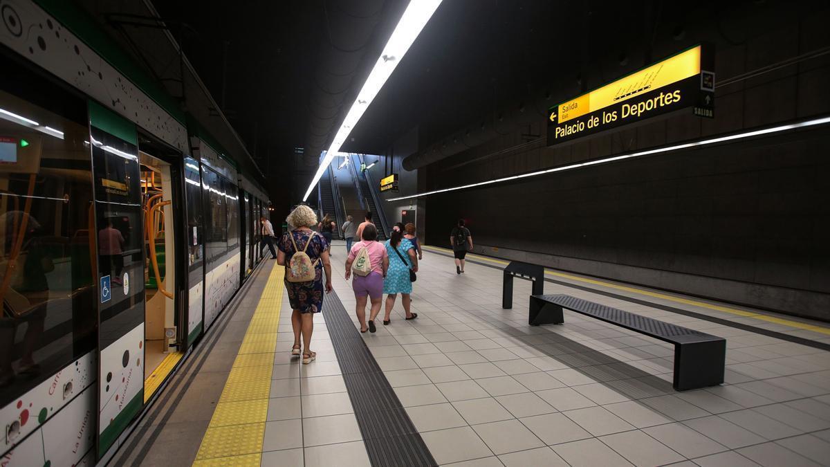 Personas en la parada de Palacio de los Deportes del metro de Málaga