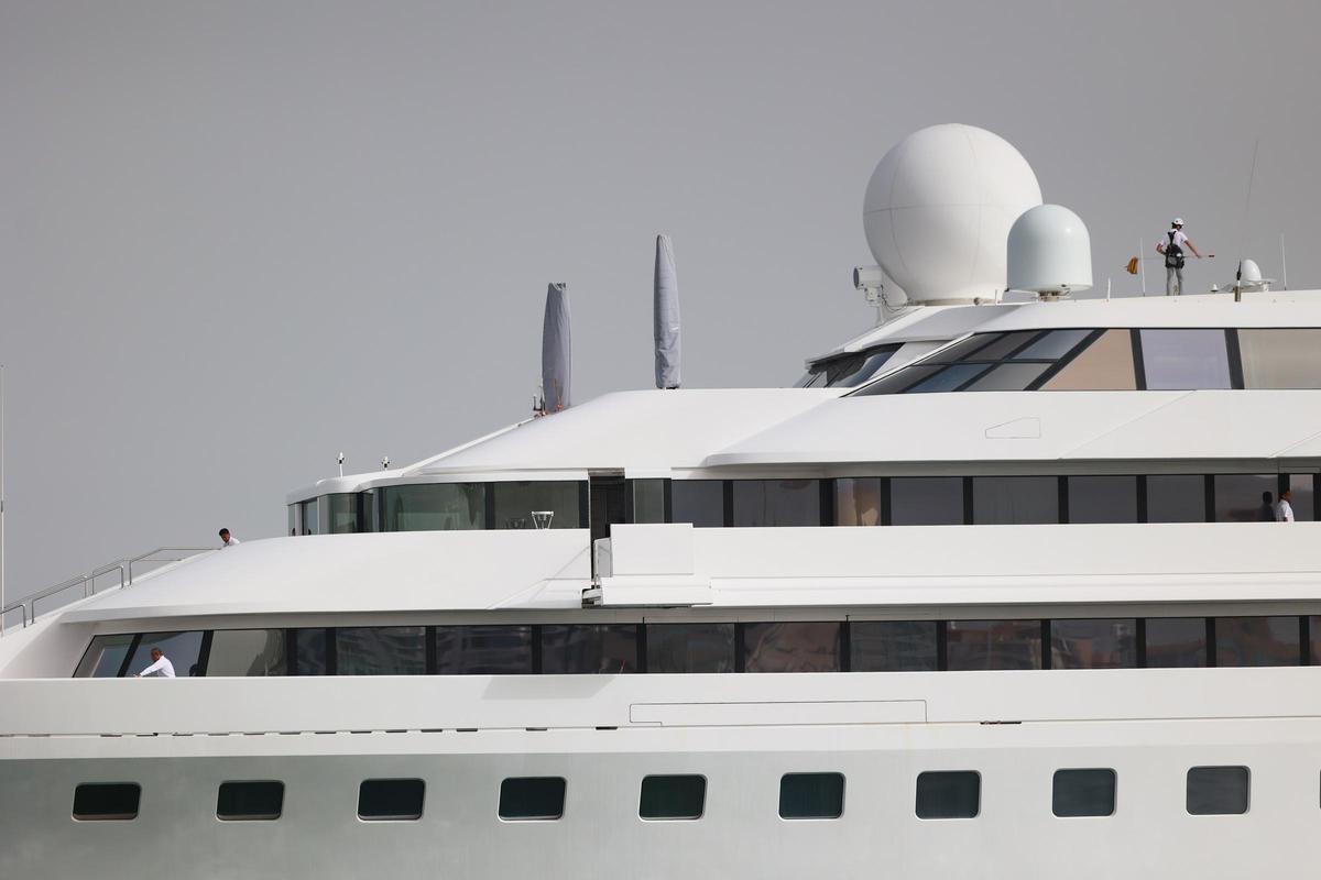 El megayate 'Lady Moura' estrena la temporada en la nueva marina del puerto de Ibiza