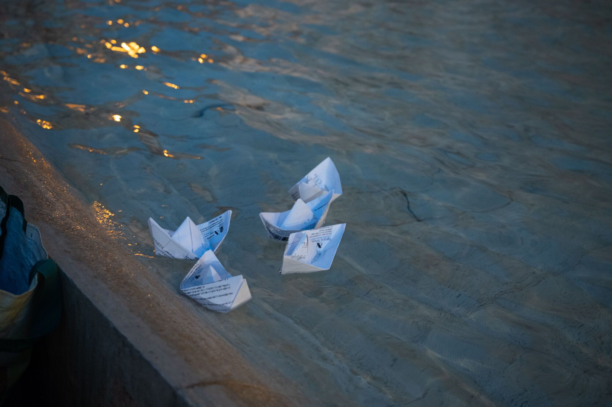 En imágenes | Decenas de barcos de papel surcan la plaza de La Seo para solidarizarse con la flotilla a Gaza