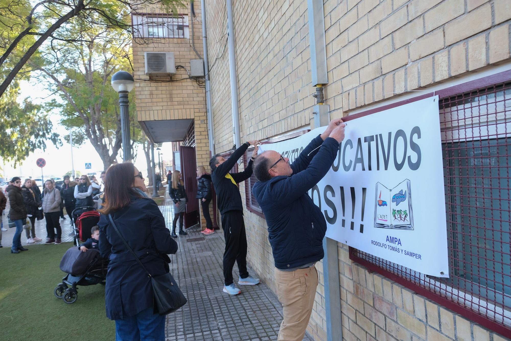 El alcalde de Elche acude a la protesta del colegio de El Altet para llamar a la calma