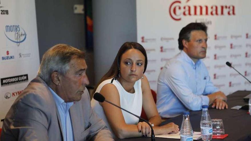 Por la izquierda, Álvaro Muñiz, Rosa Martínez y Francisco Loché, durante la presentación del día de la moto en la FIDMA.