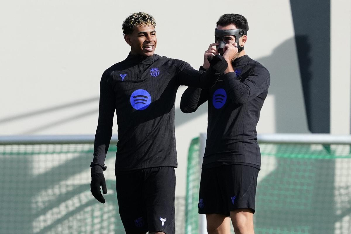 Los jugadores del FC Barcelona Lamine Yamal y Eric García (R) asisten a la sesión de entrenamiento del equipo en la Ciudad Deportiva Joan Gamper, Barcelona, ​​España, el 24 de noviembre de 2025. El FC Barcelona se enfrentará al Chelsea el 25 de noviembre en su partido de la Liga de Campeones de la UEFA. EFE/Alejandro García