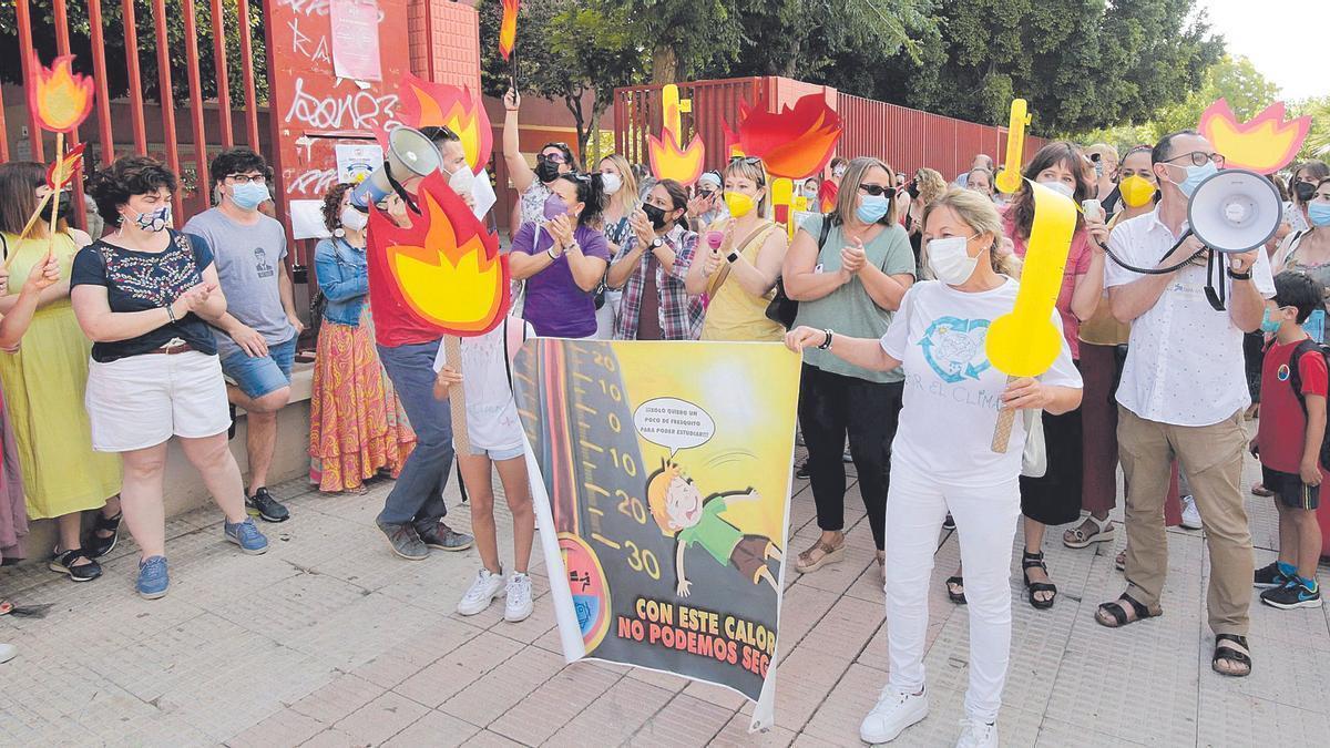 Protesta por el calor en las aulas a las puertas del CEIP Santa María de Gracia de Murcia.