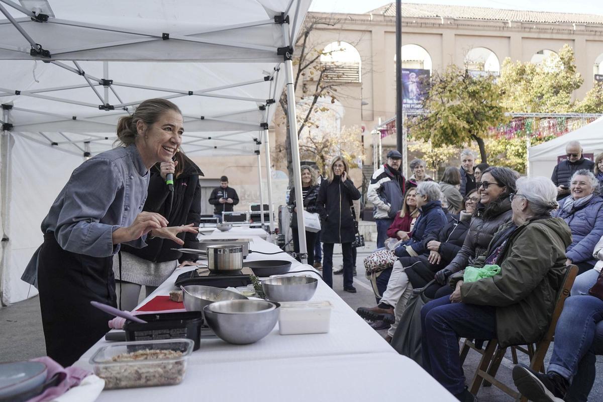 Ada Parellada, a la foto en un acte a Manresa, signa el receptari "Cuina d'hivern" que apareixerà el proper mes de novembre