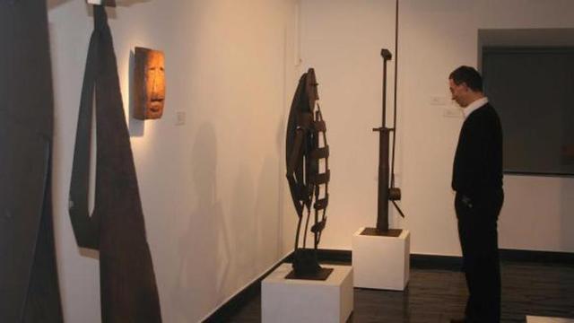 Algunas de las piezas de la exposición de Javier del Río, ya montadas, ayer, en el Museo Antón de Candás.