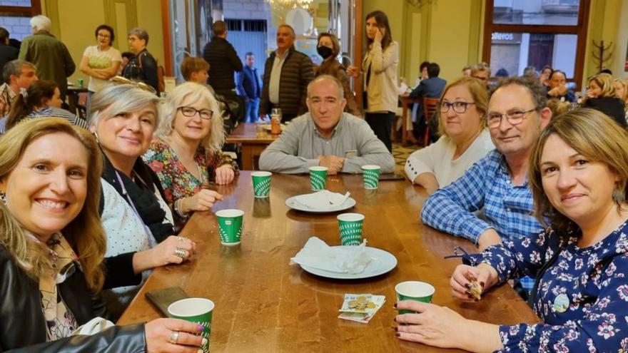 Un grupo de amigos en uno de los locales de Nules tras degustar las tapas. | MIRA