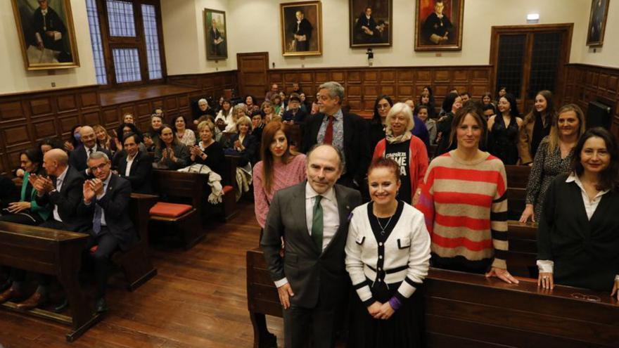 Ignacio Villaverde y Paz Menéndez, ayer, en el aula  magna de la Universidad de Oviedo.