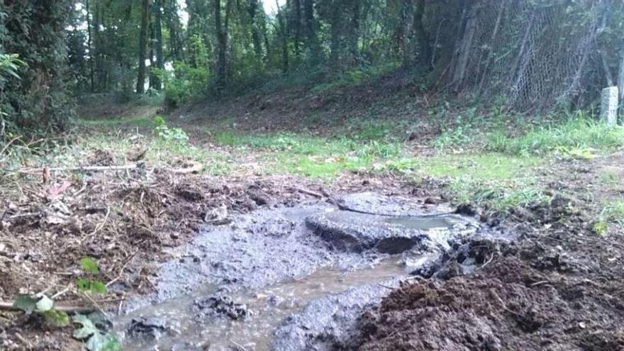 Imagen proporcionada por Móvete de la fuga del alcantarillado en el camino público de Pozo do Barro.