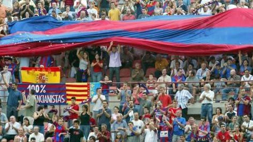 Banderas de la senyera y de España, en Gol Orriols.