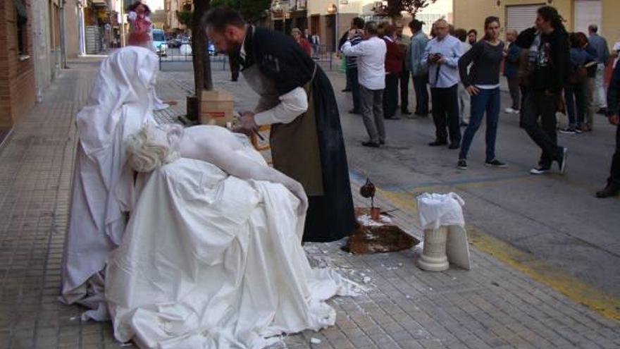 La escultura de &quot;La Piedad&quot;consigió 300 euros.