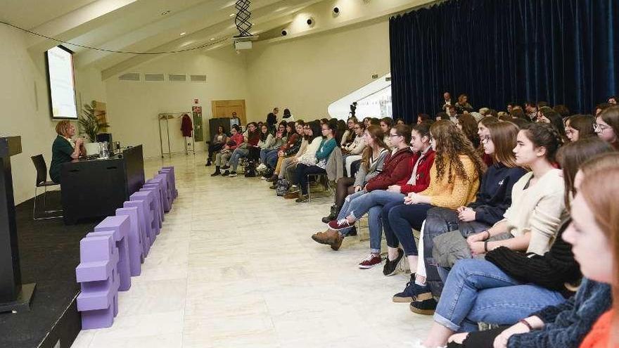Rosa Menéndez, ayer, durante su clase magistral en el Calatrava dirigida a alumnas asturianas de Secundaria, sentadas en las primeras filas a la derecha.