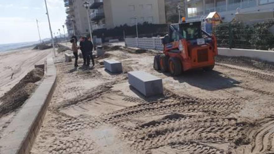 La arena todavía se amontona en el paseo marítimo.